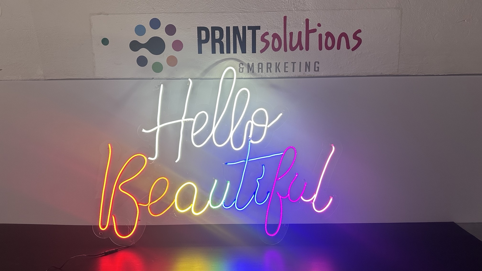 Neón Hello Beautiful en varios colores, encendido en el taller